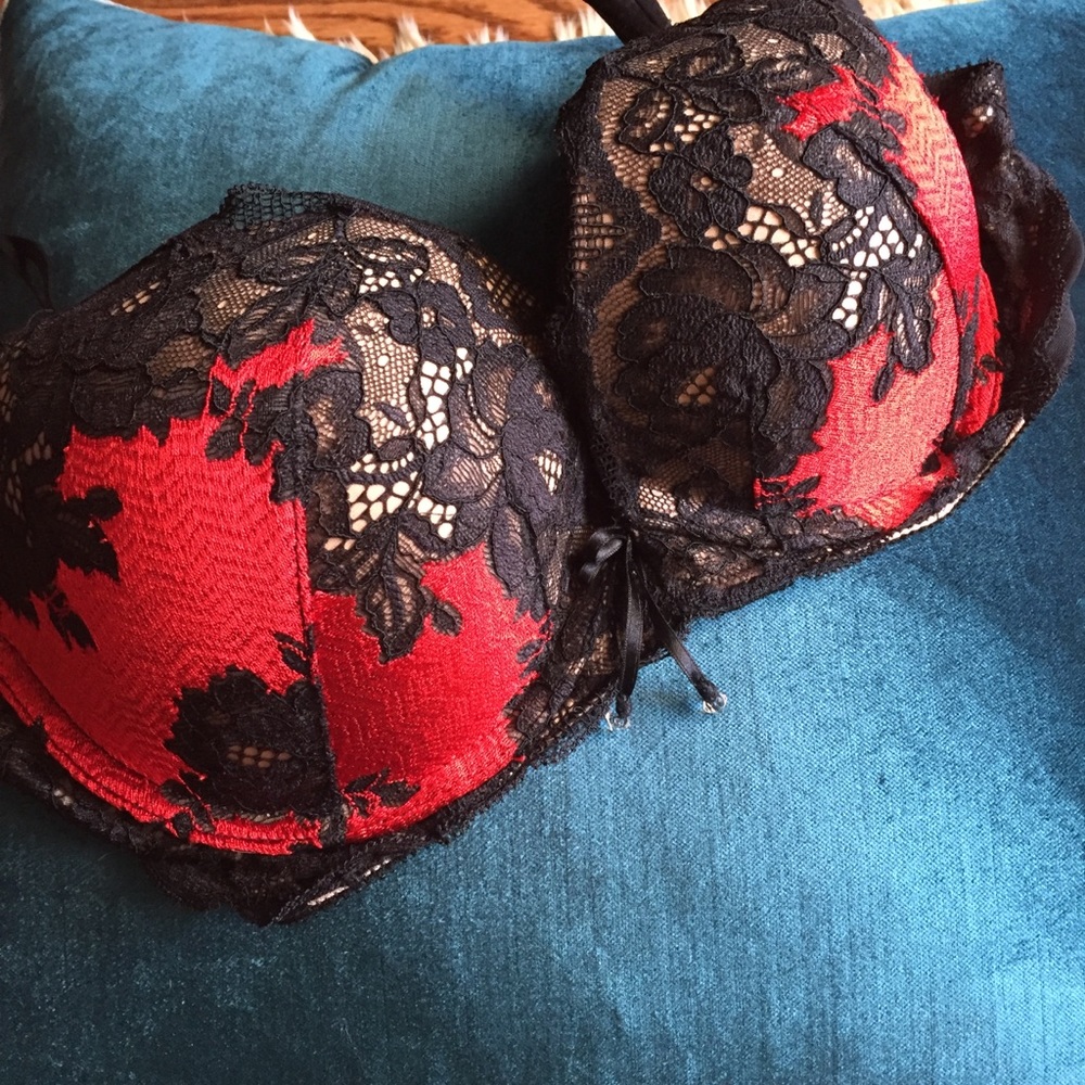 Victoria Secret pushup bra w/bling! NEW condition